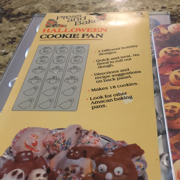 2 Halloween 30 molds Metal cookie Pans NEW 🎃🦇 👻 - Picture 3 of 4